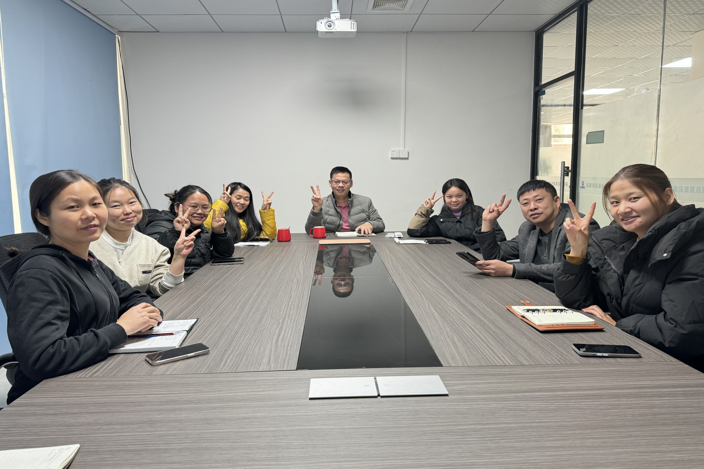 Shenzhen Qixingyuan Company korraldab 2024 kokkuvõtliku koosoleku, oodates uusaasta eesmärke